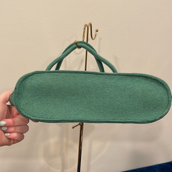 Campaign for wool green tote - Picture 4 of 4